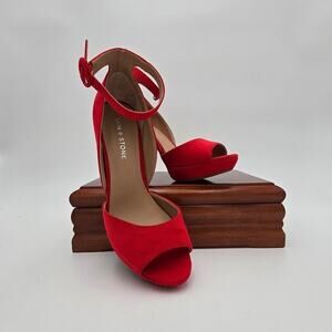 Beautiful heels for special occasions or any time, actually. Size 8.
